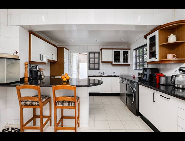 4 BEDROOM HOUSE FOR SALE IN LA LUCIA